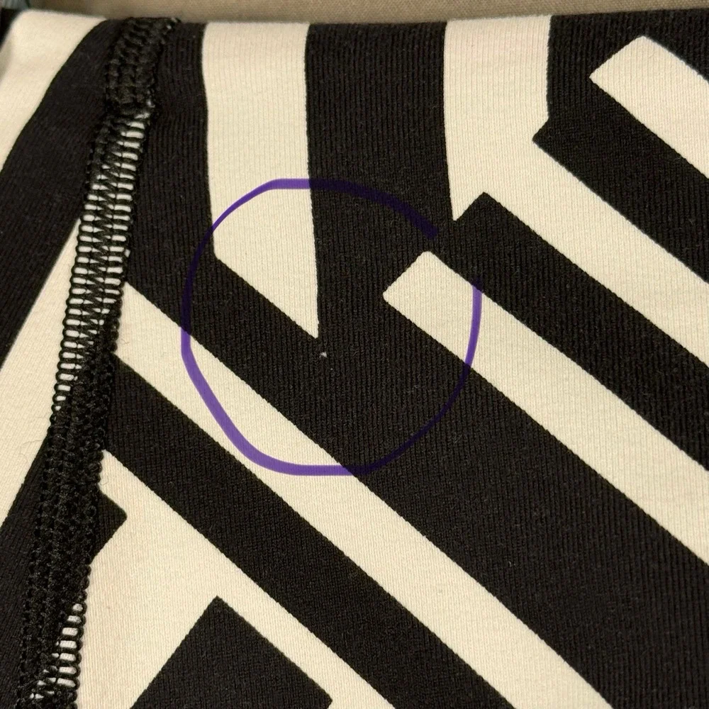 Victoria's Secret Knockout Crop Leggings Black White Geometric Print Small - Picture 6 of 8